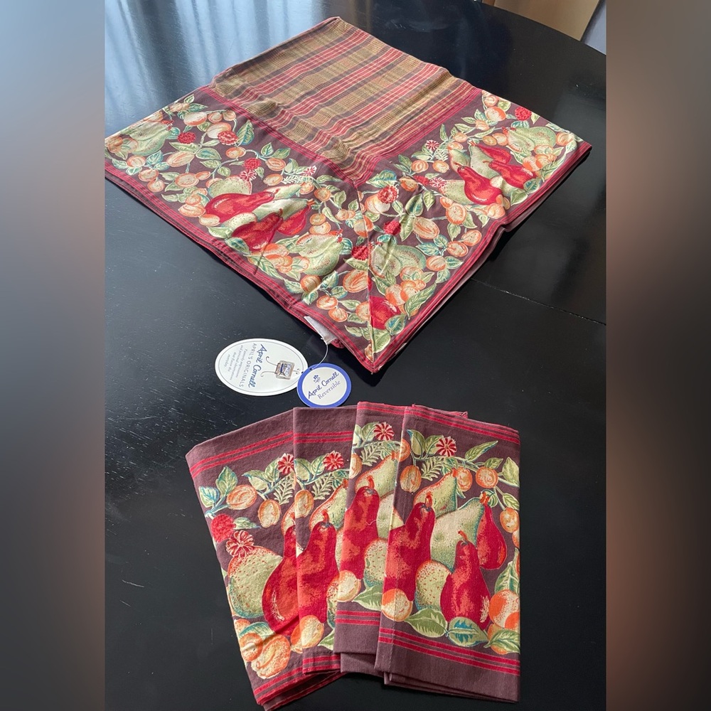 April Cornell set- Tablecloth and four napkins